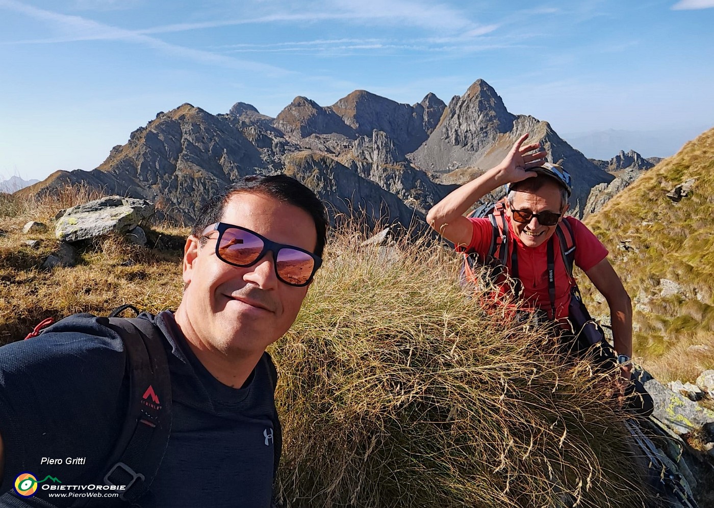 39 Ed eccoci sulla cresta di vetta di Cima Val Pianella (2349 m) con vista sulla costiera di Trona.jpg